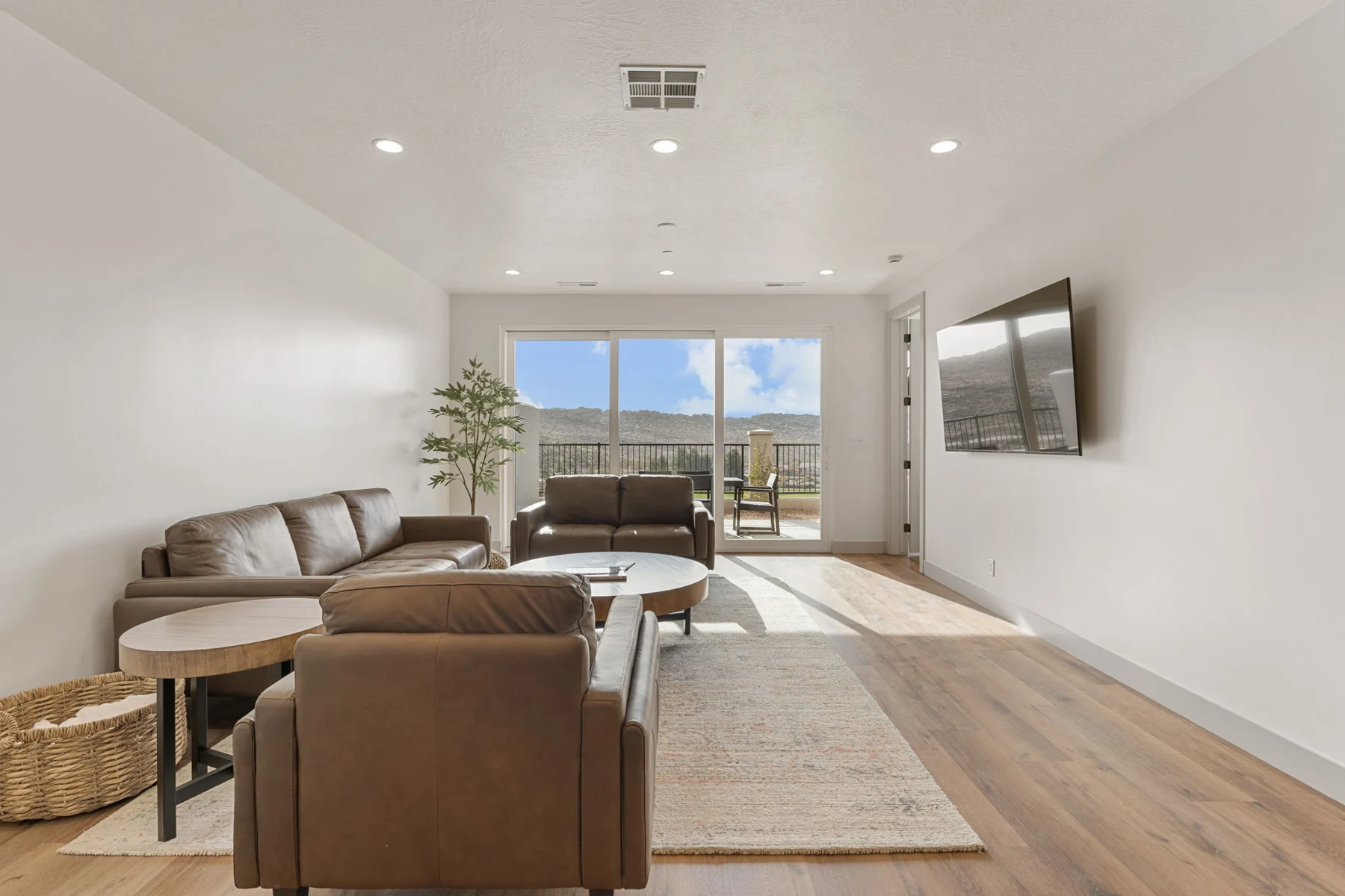 Open-plan living room with large windows – Isle 64 vacation rental in Washington, Utah near St. George and Zion