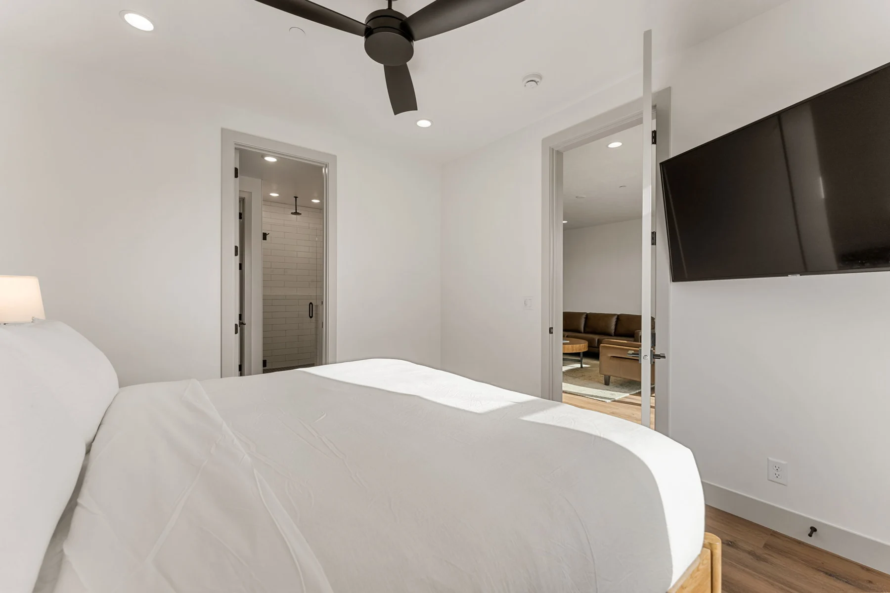King suite and en-suite bathroom – Isle 64 vacation rental in Washington, Utah near St. George and Zion