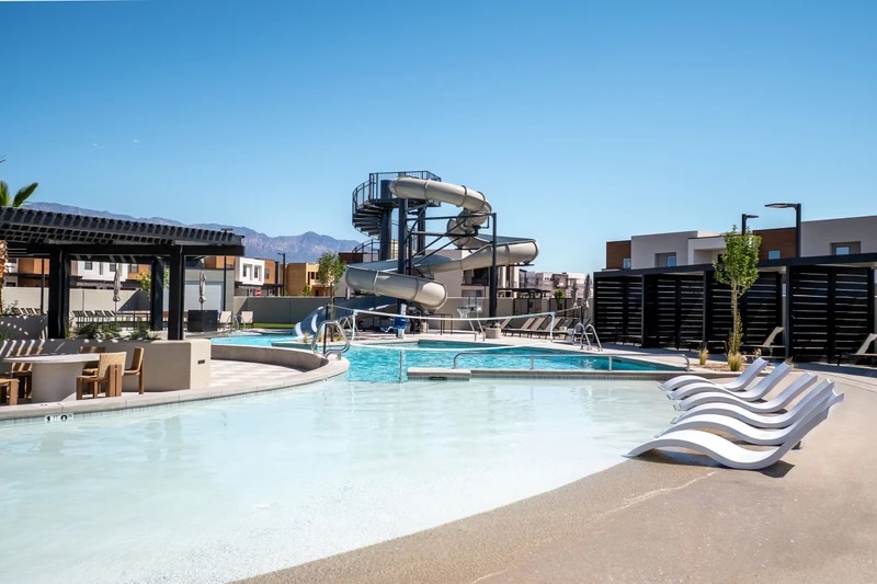 Isle 64 resort pool, water slide and lounge area – vacation rental in Washington, Utah