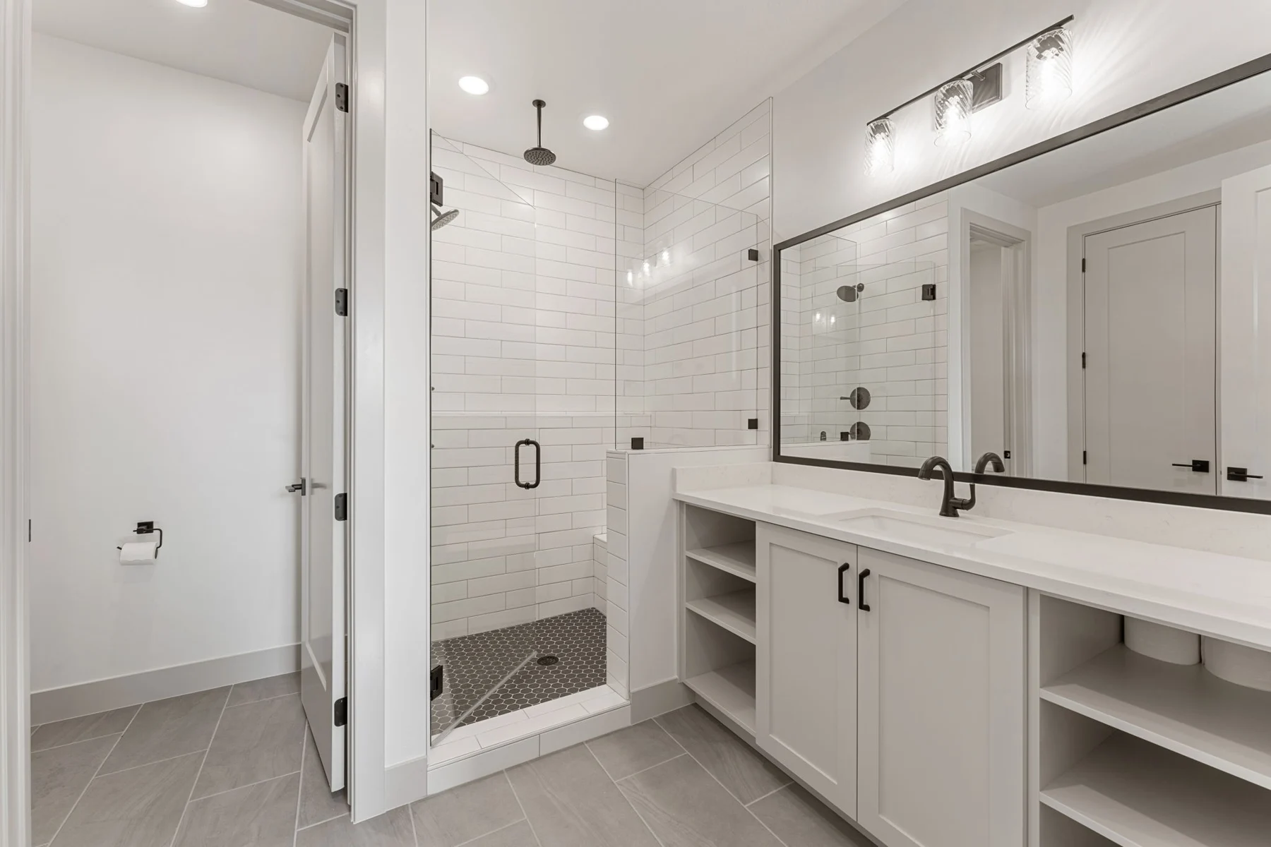 En-suite bathroom with double vanity – Isle 64 vacation rental in Washington, Utah near St. George and Zion