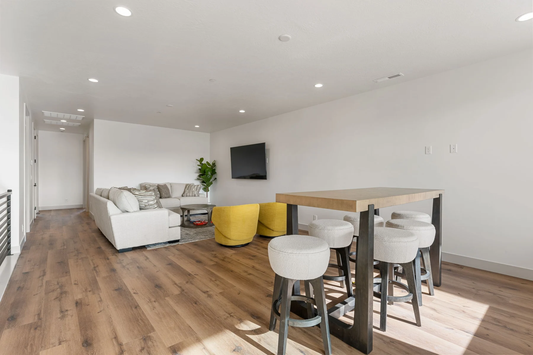 Round dining table and windows – Isle 64 vacation rental in Washington, Utah near St. George and Zion