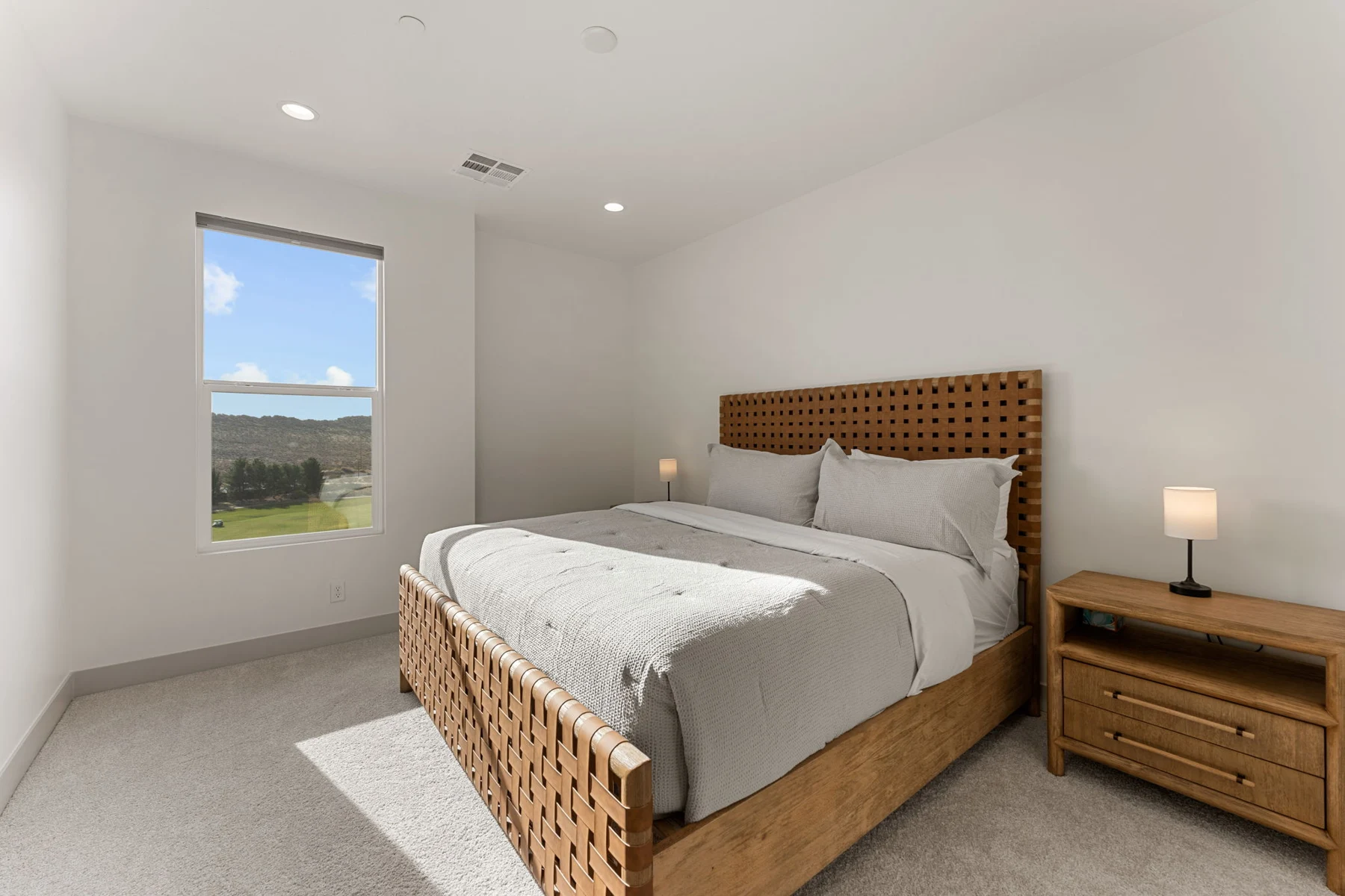 King suite with television and natural light – Isle 64 vacation rental in Washington, Utah near St. George and Zion
