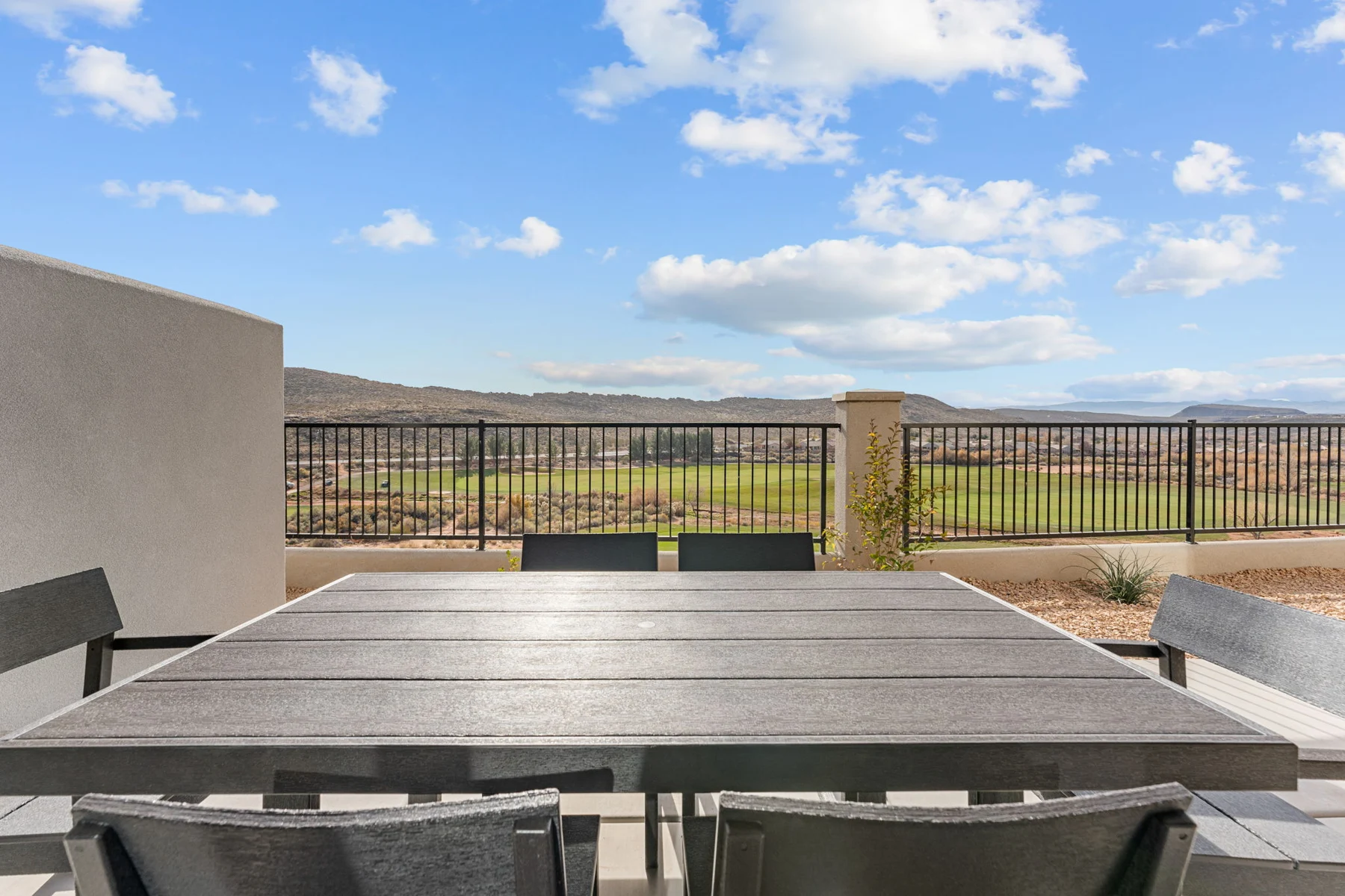 Covered patio with outdoor dining table – Isle 64 vacation rental in Washington, Utah near St. George and Zion