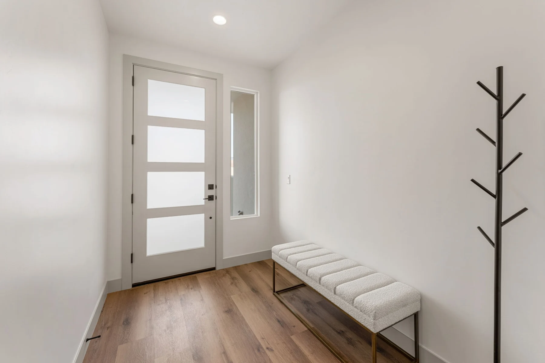 Entry bench beside the front door – Isle 64 vacation rental in Washington, Utah near St. George and Zion